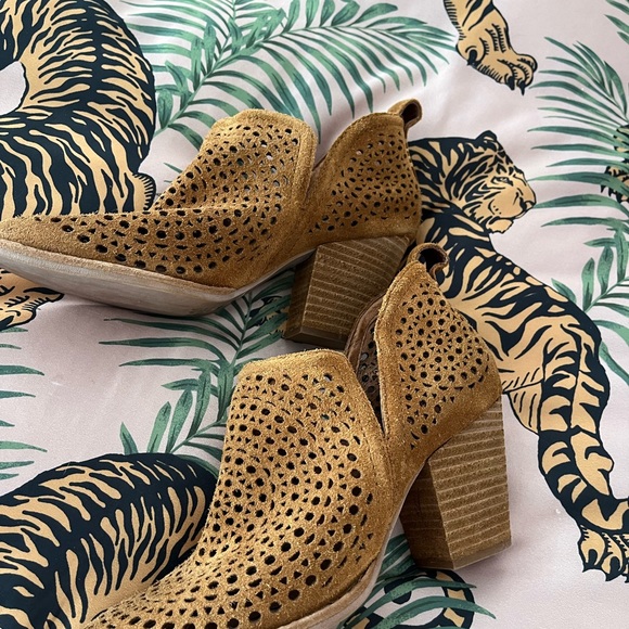 Jeffrey Campbell Leather cut out booties suede 7 - Picture 3 of 6